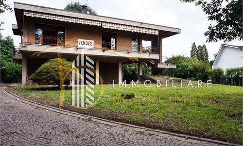 Intera villa bifamiliare con ampio giardino