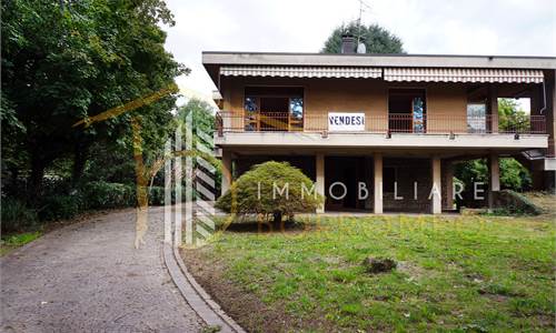 Villa Bifamiliare intera con 2 appartamenti e giardino