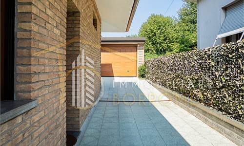 Porzione di villa bifamiliare con dépendance e area esterna