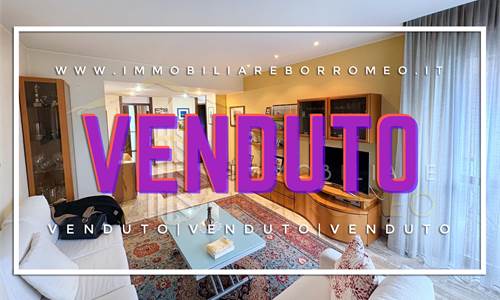 Ampio trilocale in ottimo stato con 2 balconi e box in zona centrale