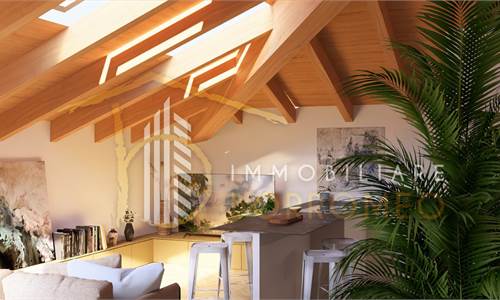 Attico trilocale nuovo con terrazzino