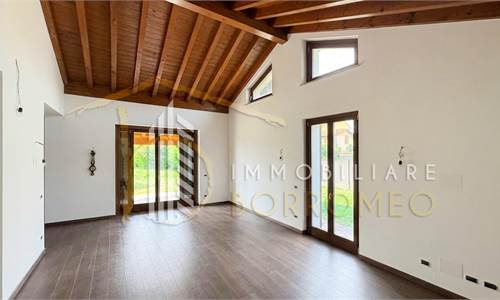 Villa bifamiliare con volumetria residua e ampio giardino